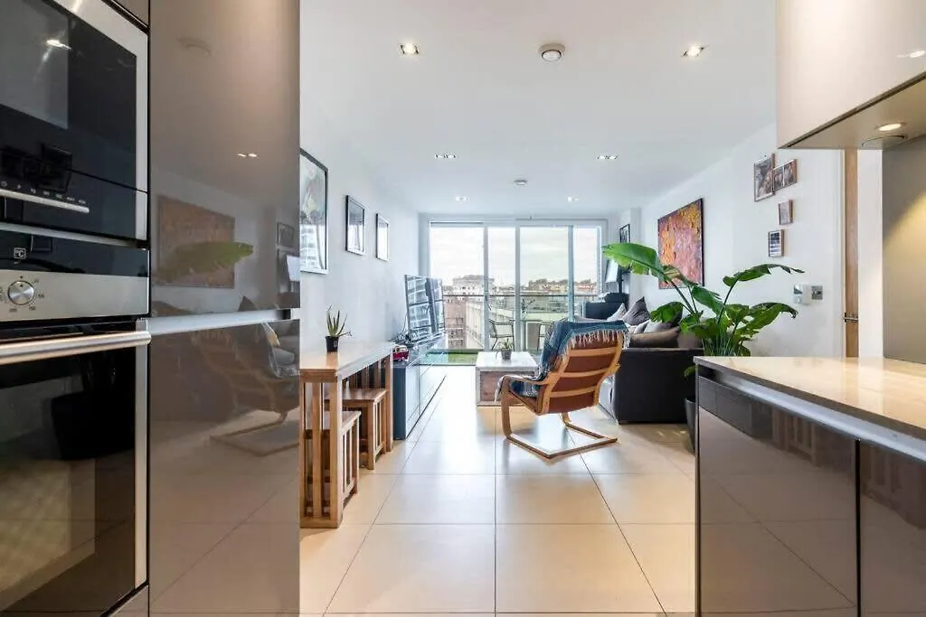 1 Bedroom Penthouse Flat In East London 0*,