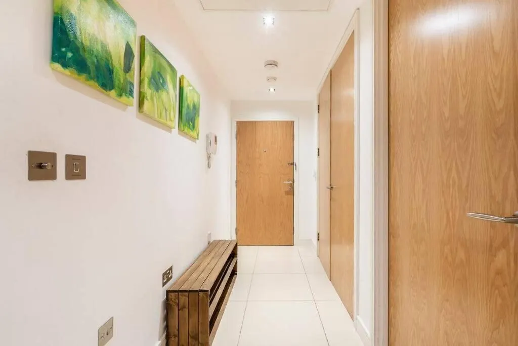 Apartment 1 Bedroom Penthouse Flat In East London