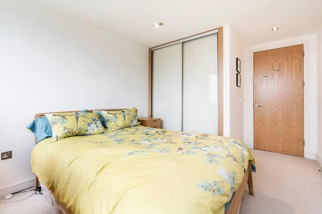 Apartment 1 Bedroom Penthouse Flat In East London