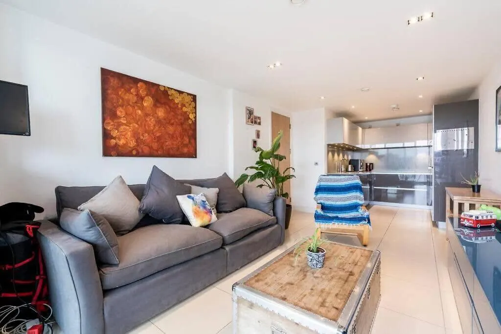 Apartment 1 Bedroom Penthouse Flat In East London
