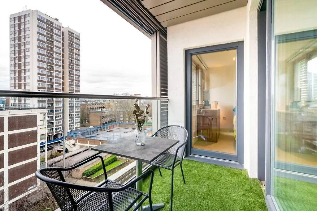 1 Bedroom Penthouse Flat In East London Apartment